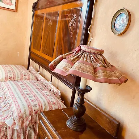 The Casa Rossa 14 Seats 6 *