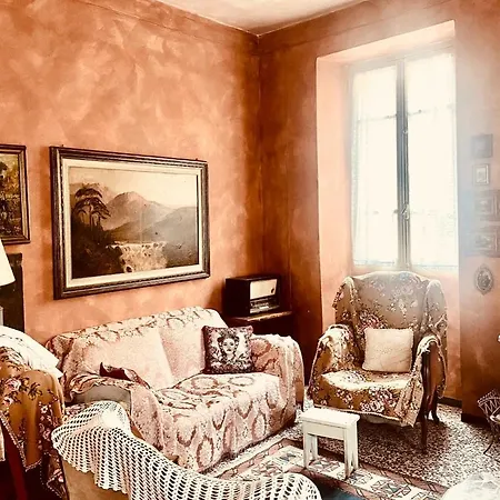 The Casa Rossa 14 Seats 6 *