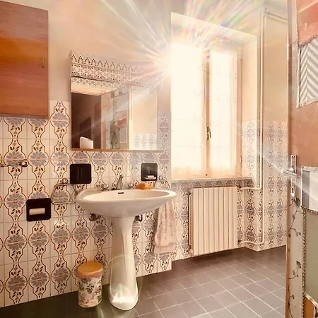 The Casa Rossa 14 Seats 6 *
