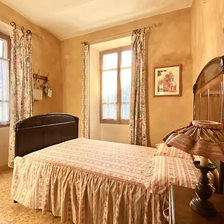 The Casa Rossa 14 Seats 6 *
